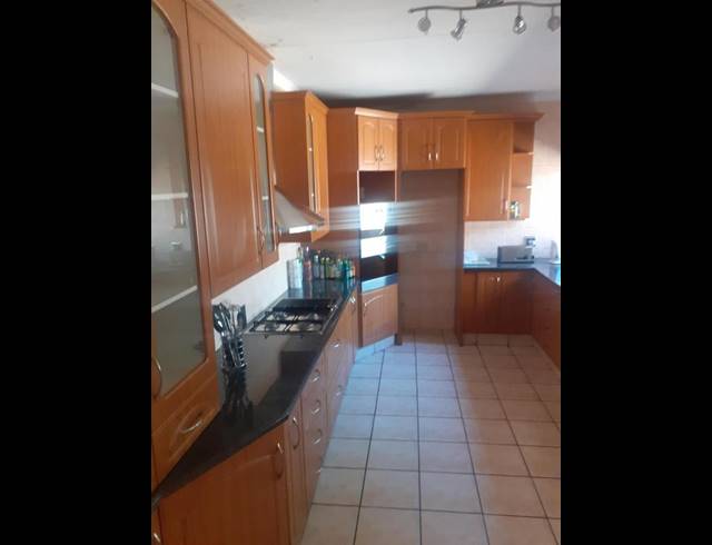 4 BEDROOM PROPERTY TO RENT IN LAKEFIELD